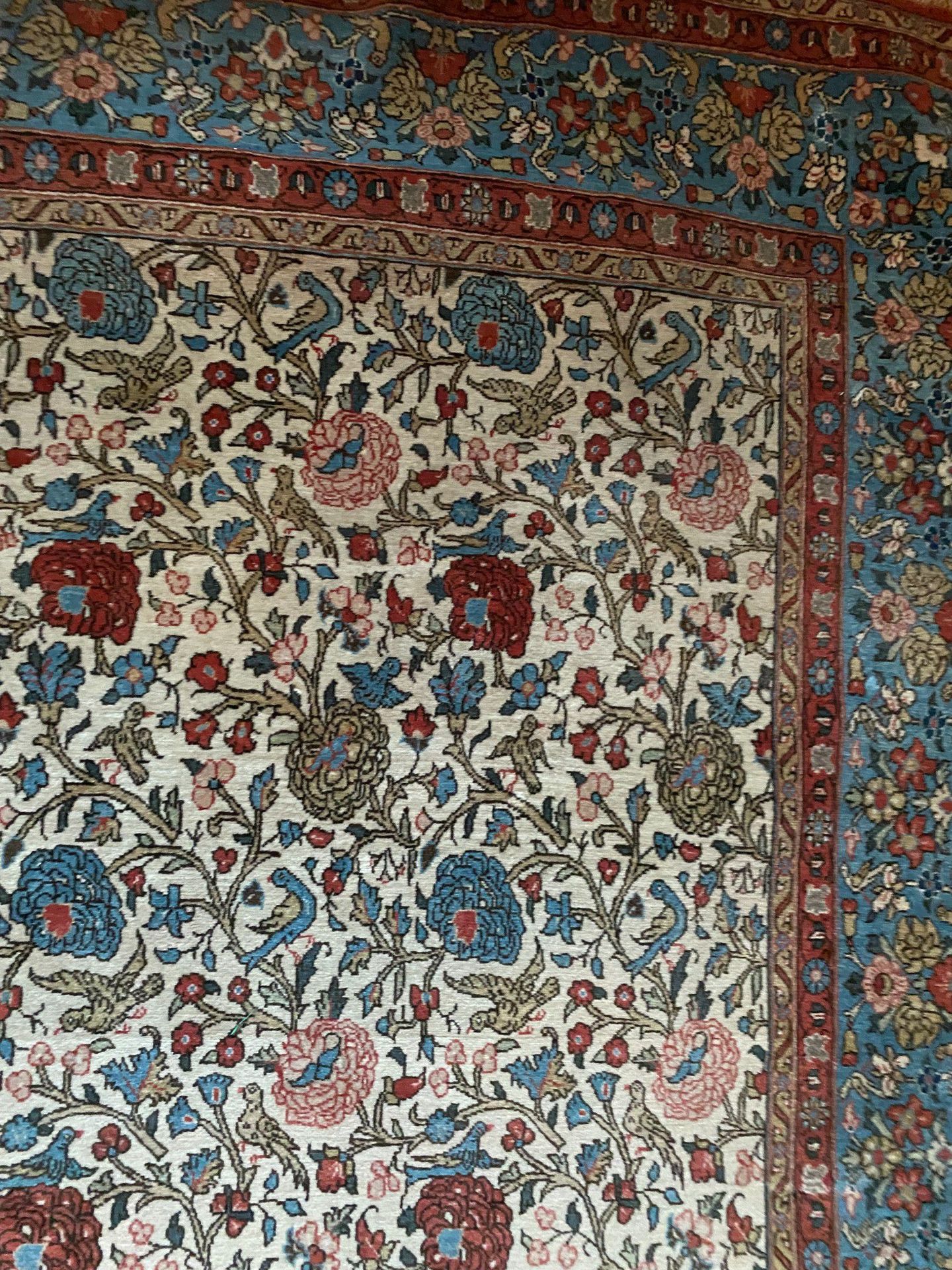 Null 东方地毯，米色背景，装饰有花枝和鸟。