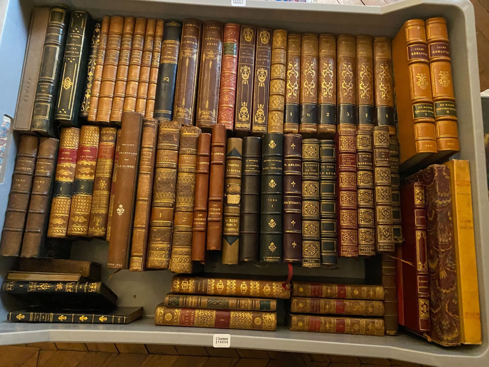 Null Tre serie di volumi rilegati o in brossura, XVIII, XIX e XX secolo.