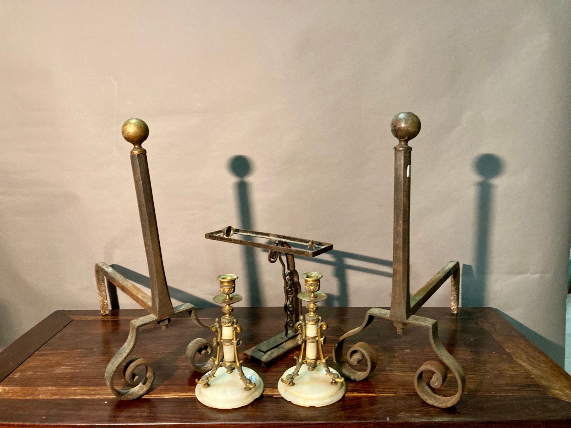 Null 箱子包括：一对雪花石膏和镀金的黄铜烛台；锻铁台灯底座，1930年的风格；一对滚动的壁炉。