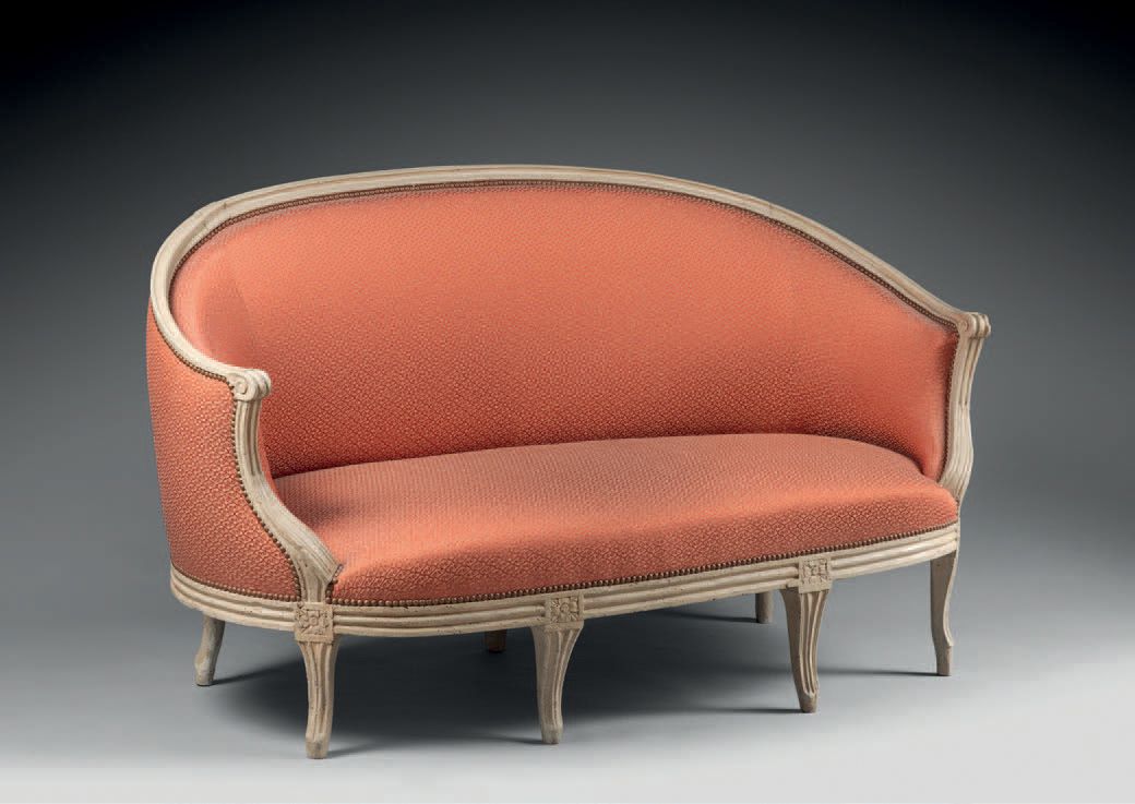 Null 一个模压和涂漆的木制篮子形状的沙发，靠在拱形的腿上；（皮带绑着，没有检查；事故和修复，特别是几个腿重新做了）。
18世纪晚期。
高：94厘米，宽：16&hellip;