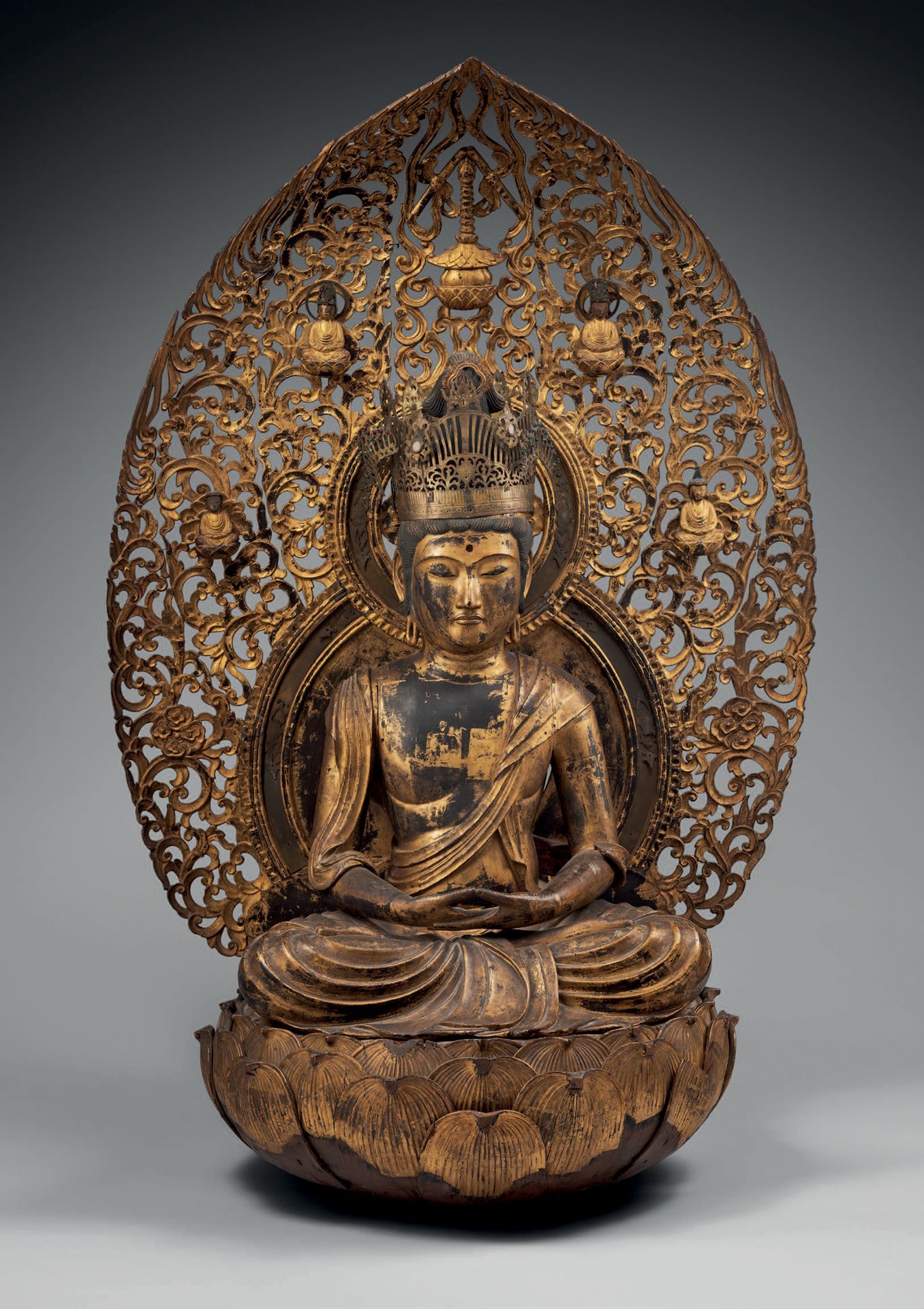 JAPON - Début Epoque EDO (1603 - 1868) 重要的金漆木制观音雕像，以padmasana坐于饰有莲花瓣的基座上，双手合十作禅定&hellip;