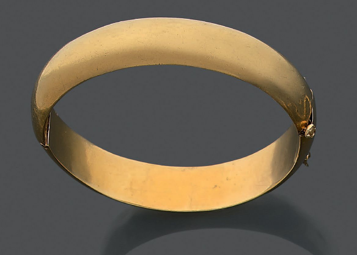 Null Bracelet rigide et ouvrant en or jaune 750 millièmes uni.
(Bosses, usures).&hellip;