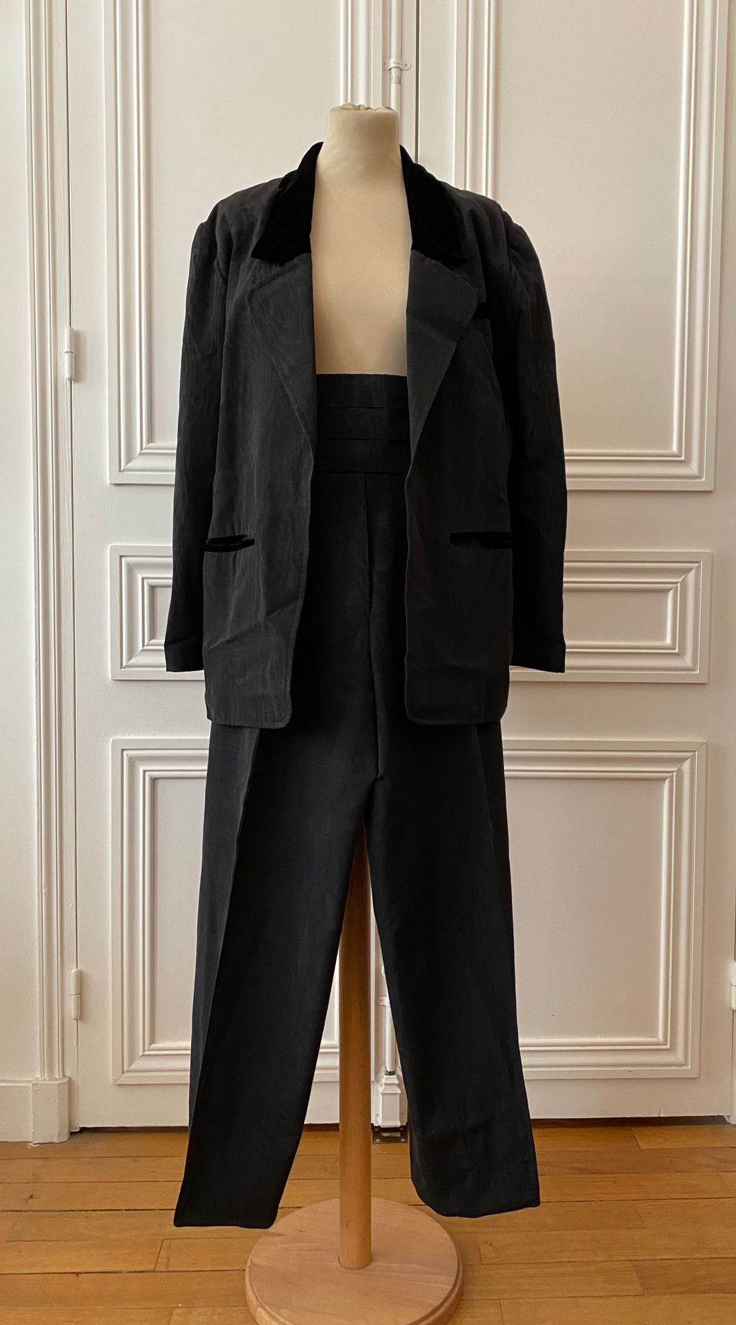 Null CHANEL Boutique
Ensemble veste et pantalon en soie moirée noire, col, bouto&hellip;