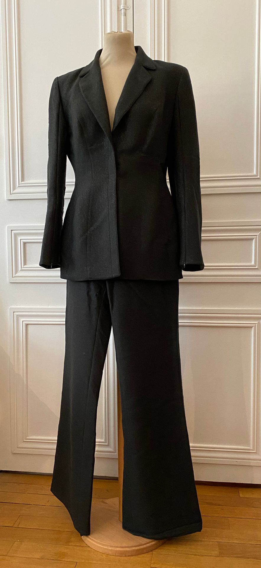 Null MUGLER
Wool and lurex pantsuit
T. 38/40 approximately 
(small dirt)