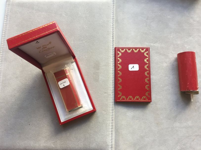 CARTIER Briquet de poche à gaz, en métal doré et laque rouge.
Signé et numéroté &hellip;