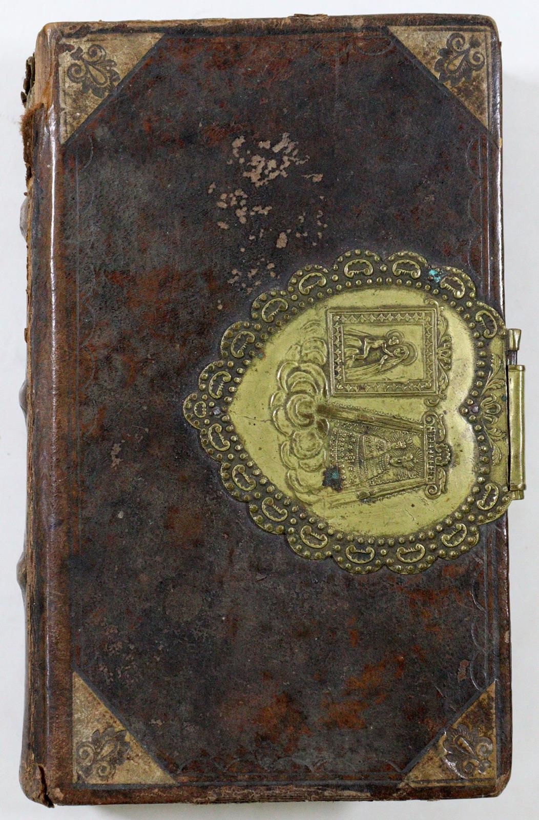 Ledereinband 木质封面，19世纪中叶，15 x 9厘米。 有大的心形金属扣，上面刻画着玛丽亚泽尔的恩典形象，封面上有8个角片。- 包含。小小的，新加&hellip;