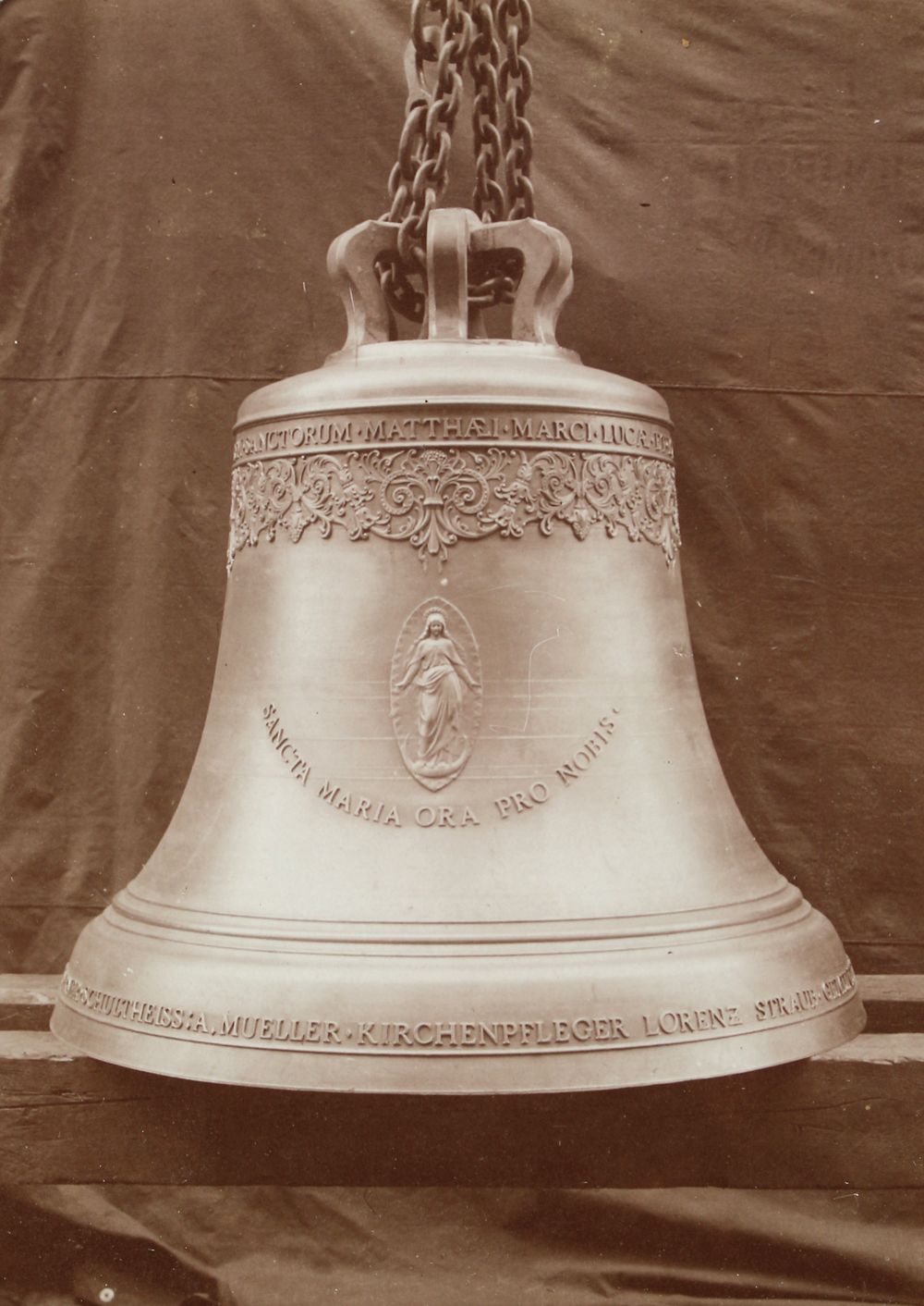 Sammlung of c. 180 postcards a. Photogr. Of bells (c. 1900-1930) in versch. Form&hellip;