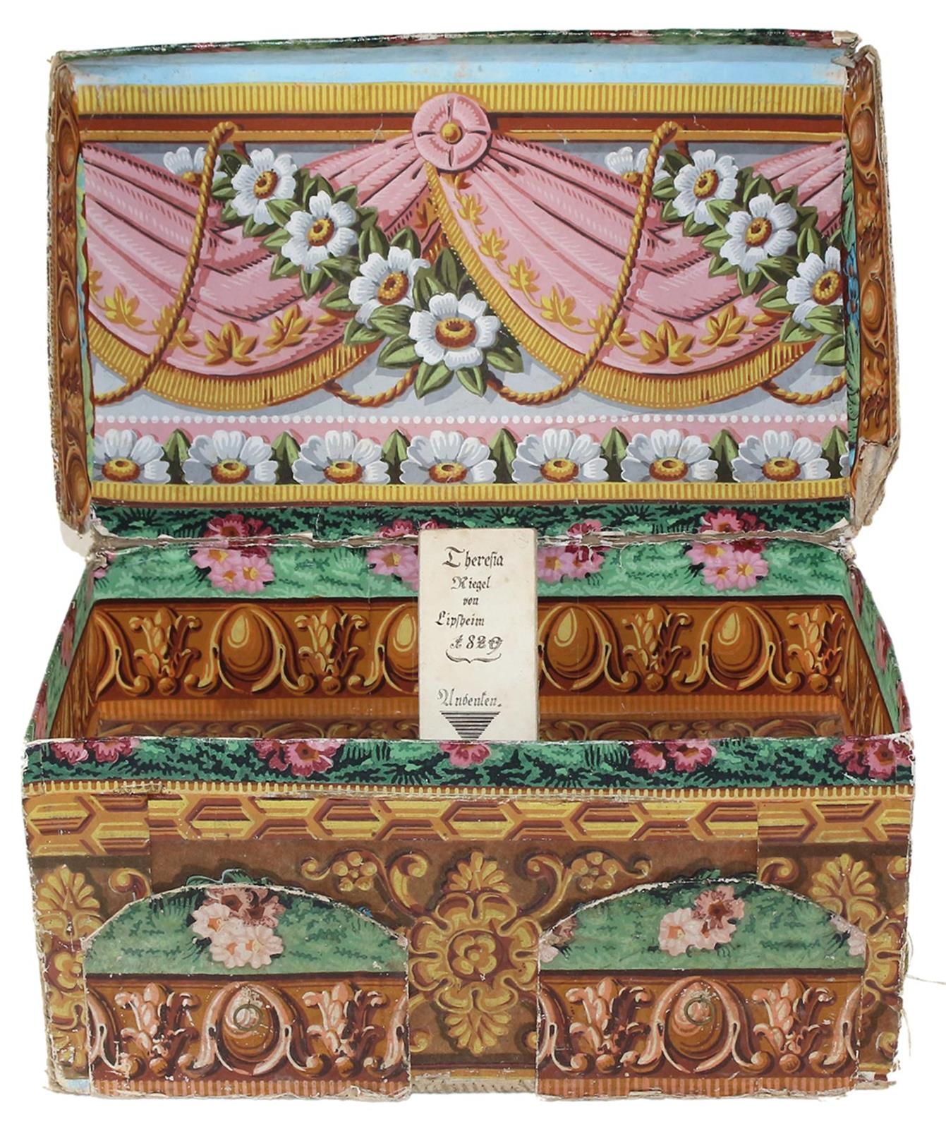 Elsässische Kindertruhe 来自利普斯海姆的特蕾西娅-里格尔的作品，日期为1829年。 纸板箱上覆盖着有花纹装饰的彩色纸（墙纸）。在前面有两&hellip;