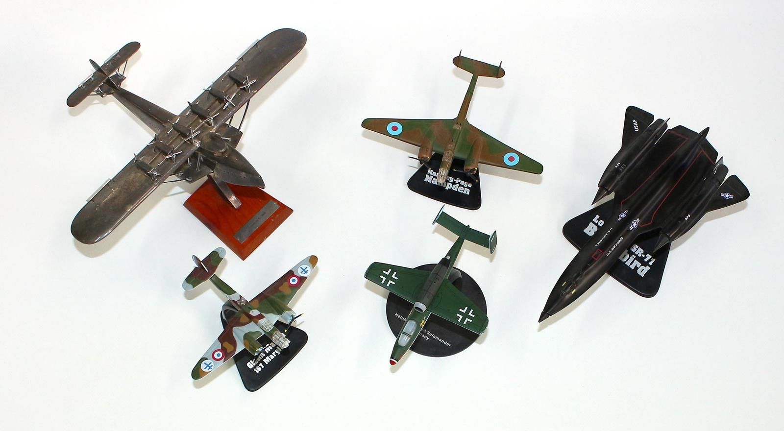 Flugzeugmodelle. Collection of 47 aircraft models. Mainly war planes, few passen&hellip;