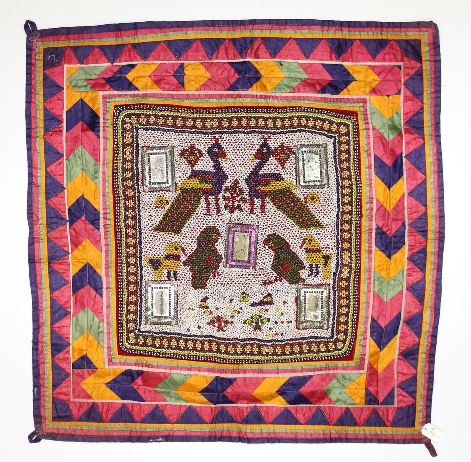 Rajasthan Indien Decken u.悬挂物。手工刺绣的壁挂和披肩，有圆镜和彩色的装饰。有的带有形象化和动物化的描绘。状况不一，大部分是好的。可能&hellip;