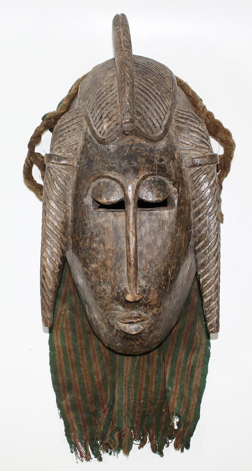 Maske der Bambara/Bamana Burkina Faso. Holz mit dunkler Patina. Kammfrisur sowie&hellip;