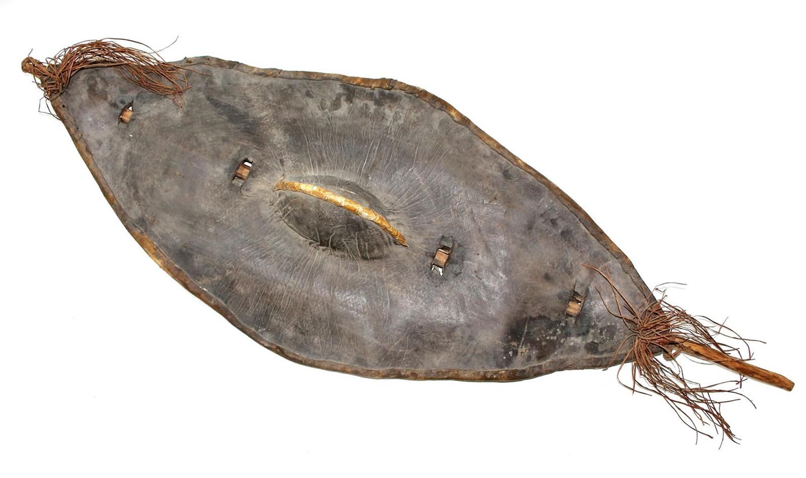 Dinka Sudan Schild Bouclier ovale ancien, cuir et bois. Voûte surélevée au centr&hellip;