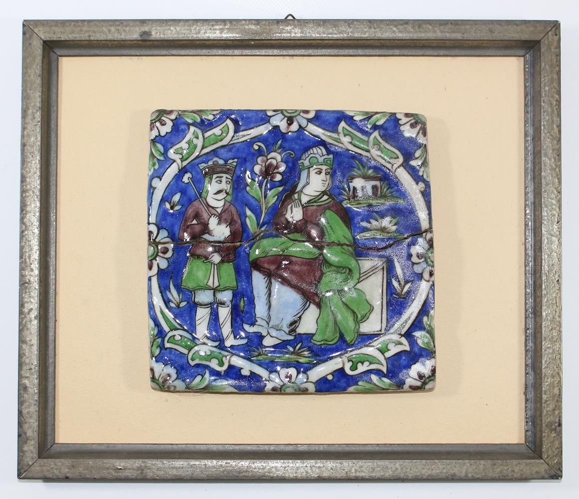 Paar persische Fliesen, Kadjard王朝，19世纪。 六边形瓦片，有丰富的花卉装饰和骆驼动物。修复过的裂缝，装在一个木板上。27 x &hellip;