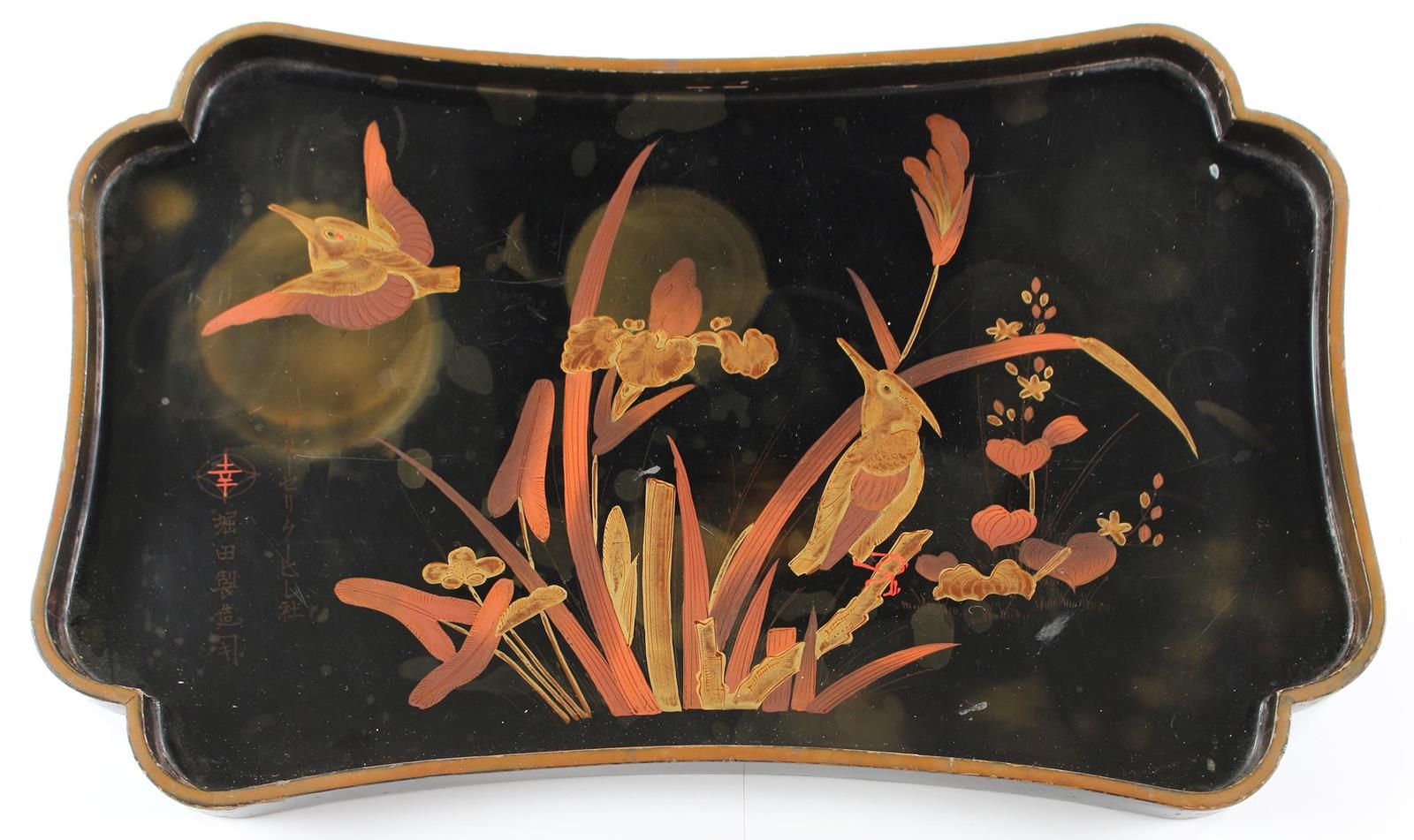 China. 漆器托盘，黑底上有花卉图案和鸟类。20世纪前三期，约24×41.5厘米。- 有老化和磨损的迹象，主要在轮辋处有油漆剥落。 R