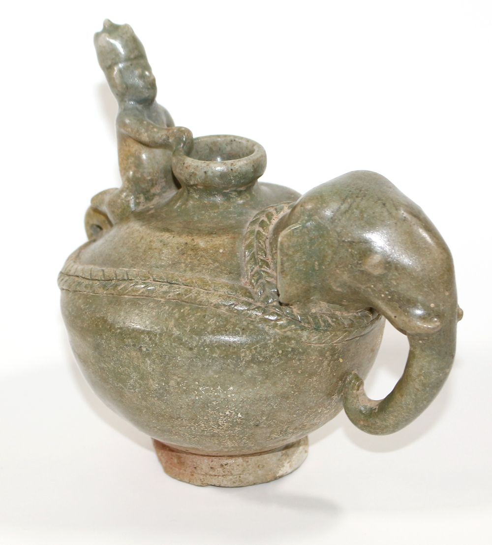 Elefanten Duftlampe 可能是东亚，可能是印度。腹部的陶器，有一个象头和一个坐着的统治者形象。绿色，青瓷色的釉面。背面有结壳。高：14厘米。 D