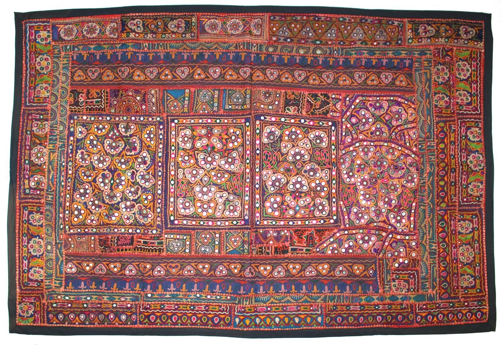 Rajasthan Indien Wandbehang. Rotgrundig. Farbenfroher Wandbehang, reich bestickt&hellip;