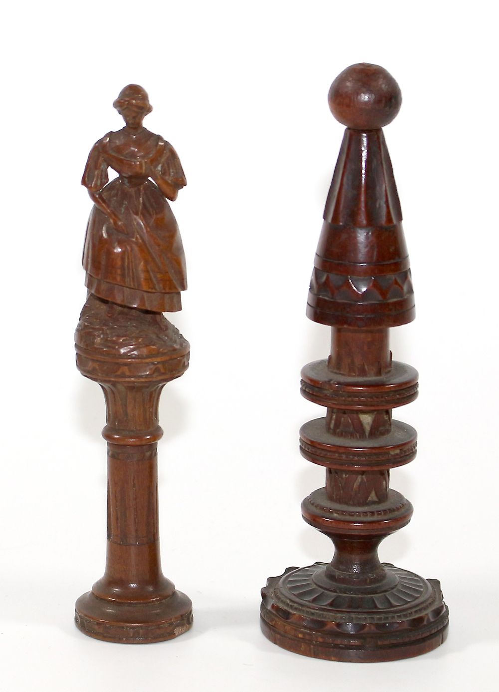 Paar Nadeldosen um 1860 Buchsbaum. Figürliche Nadeldose, Frau im Kleid auf Balus&hellip;