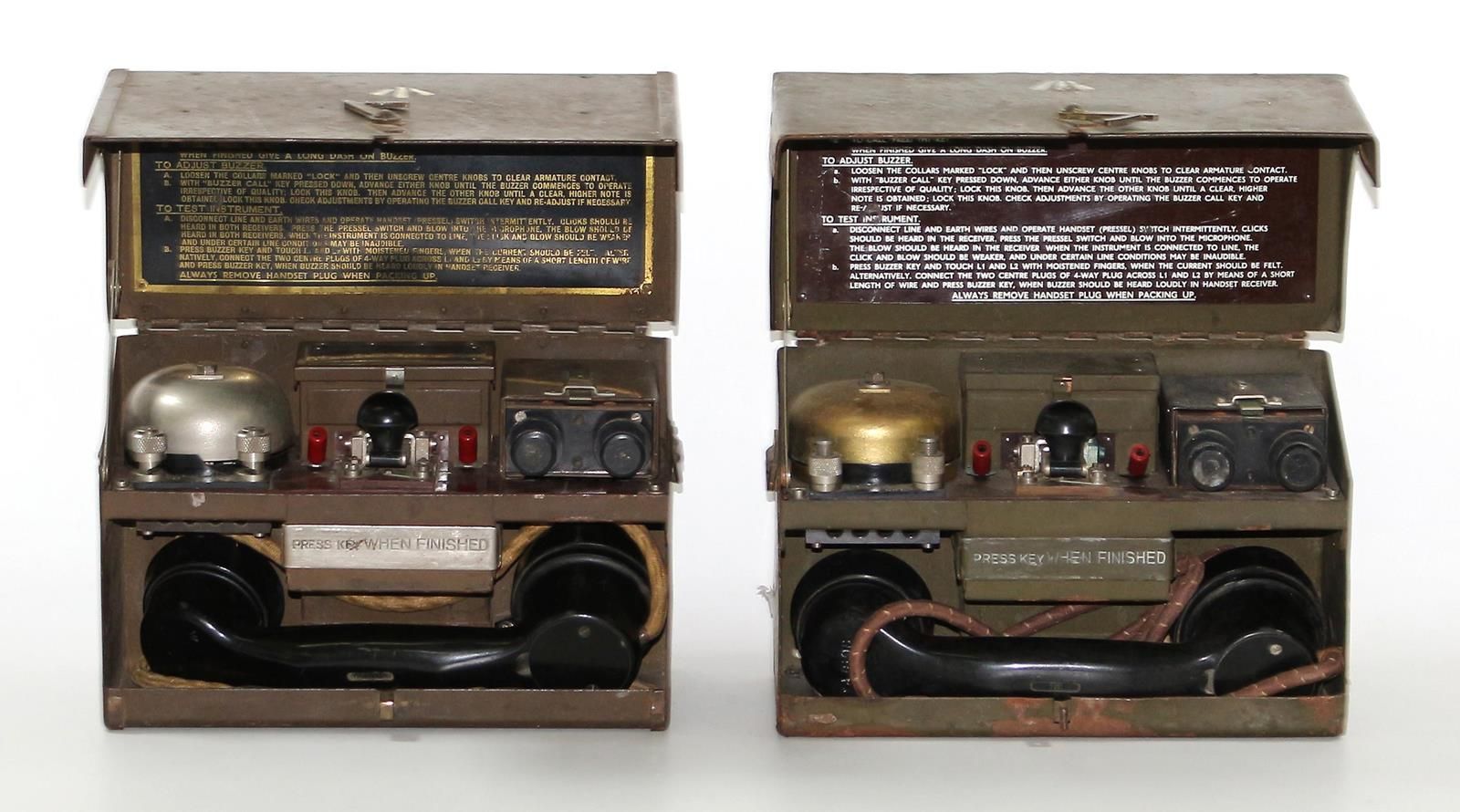 Paar militärische Feldtelefone mit 摩尔斯密码机。模型D MK V. Teleset。英国军方约1941年，金属饰面。箱子上有&hellip;