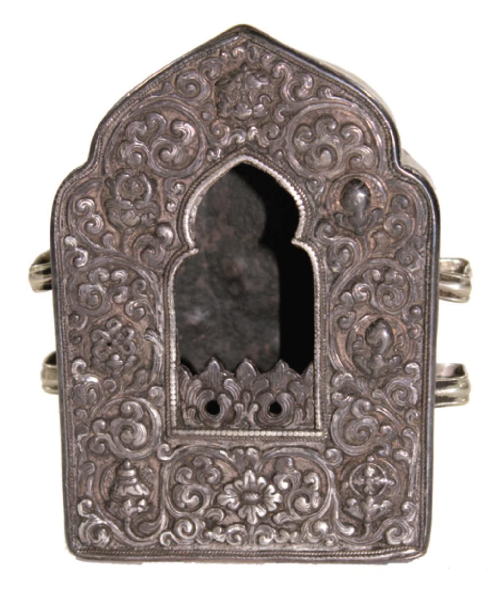Gau. 正面和侧面都有精细的银加工。铜背板，1900年左右。13 x 5,3 x 9厘米。- 来自德国南部的一个私人收藏。 R