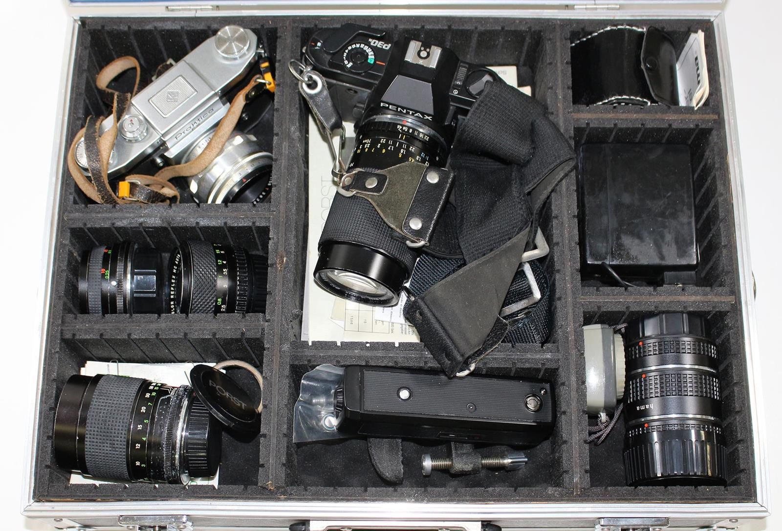 Kamera-Austrüstung Practica FX mit Carl Zeiss Biotar 2/58 T, Sowie Pentax P30 N &hellip;