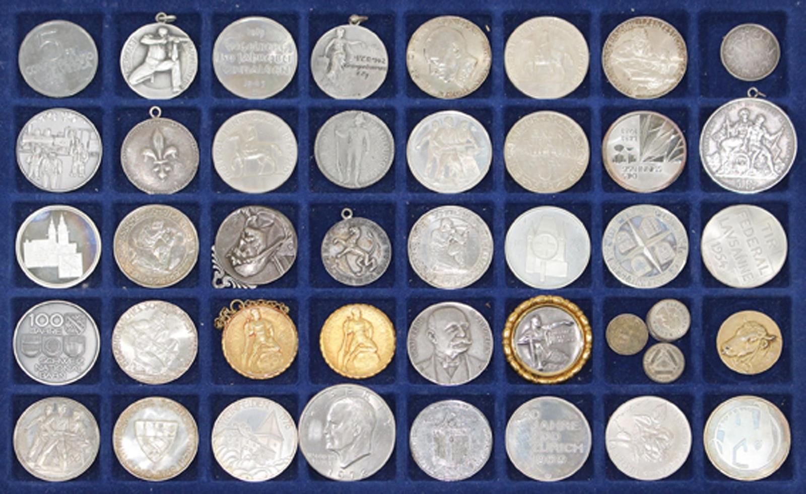 Schweiz Schützenmedaillen u. Weltmünzen. Sammlung von 58 meist Schützenmedaillen&hellip;