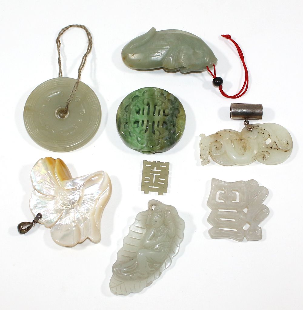 7 Jadeobjekte u. 1 Perlmuttanhänger. China 20.Jh. Von 2,5 x 2 - 7 x 4,5 cm. D