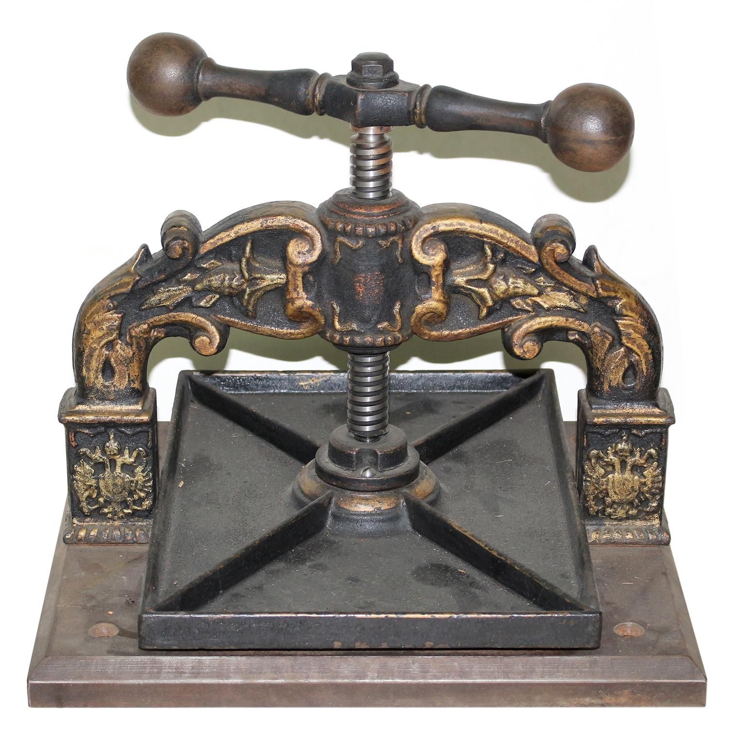 Buchpresse, 19.Jhdt. 宏伟的铸铁压书机。铁铸，有华丽的装饰。刺桐叶，侧面有双头鹰的纹章。机械方面，秩序良好。可能是亚历山大的作品。非常好的例&hellip;
