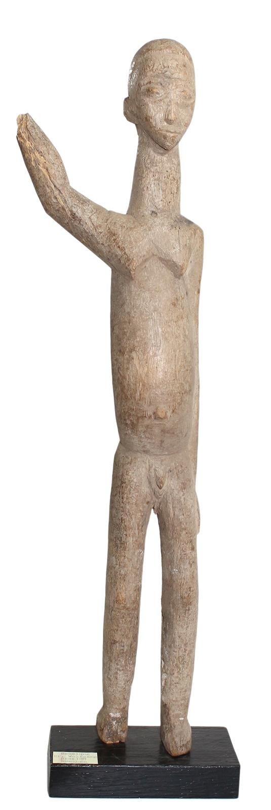 Ahnenfigur der Lobi 布基纳法索。男性祭祀人物。稀疏的雕刻。1只手臂抬起，另一只手臂靠着身体。 抬起的手臂和脚留下了缺失的部分。高：50厘米。&hellip;