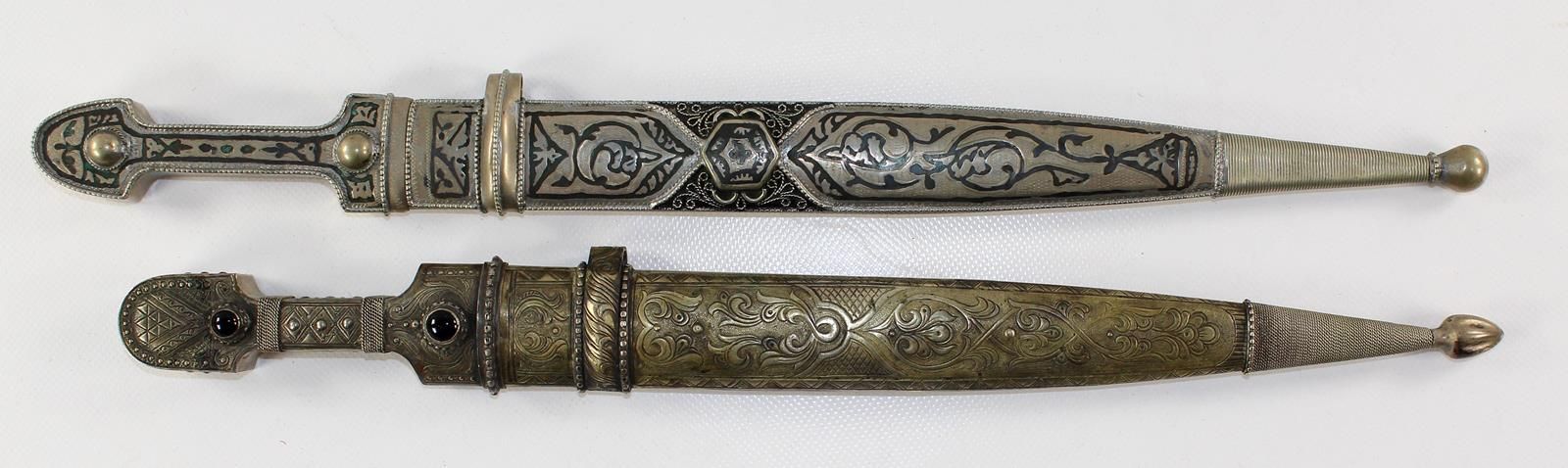 Dolche/Kurzschwerter 亚洲。可能是19/20世纪，双刃刀，刀柄和刀鞘上有丰富的装饰。19/20世纪。45 - 47厘米。鎏金片，有单字。"A&hellip;
