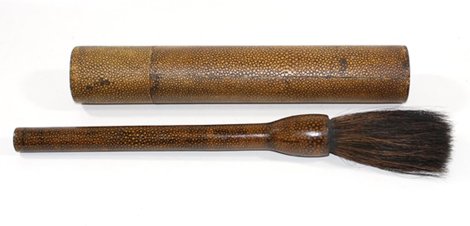Kalligraphieset China 19世纪的书法笔，木质的，有雷皮的外观，可能是马鬃的毛。长：42厘米。匹配的木箱以同样的外观放置卷轴画。高：34厘米&hellip;