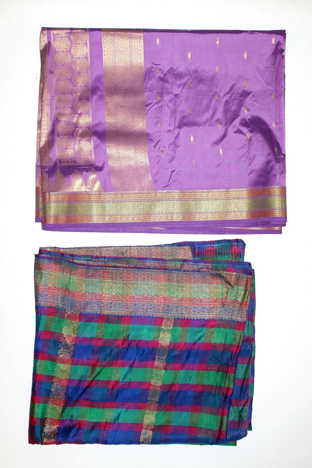 Sari Seide. 7 Large cloths in various patterns and shades. 1)black sari approx. &hellip;
