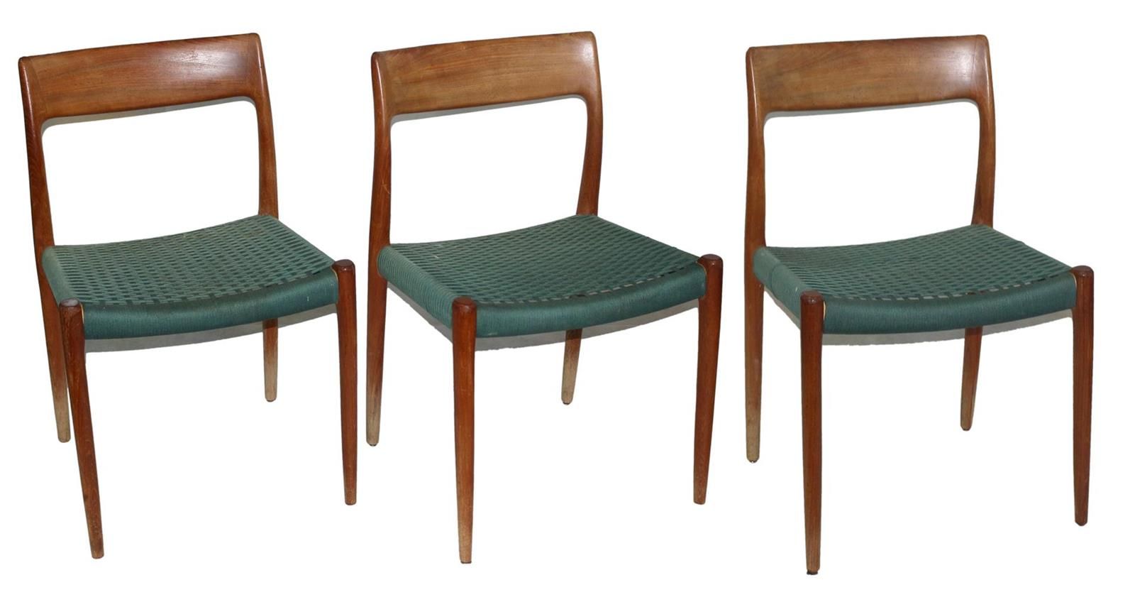 Niels OTTO MOLLER 为丹麦J.L.Moller家具厂工作。3把椅子，型号为75，带有羊毛纱线编织的套子（套子需要一些修理）。底部有品牌标记。19&hellip;