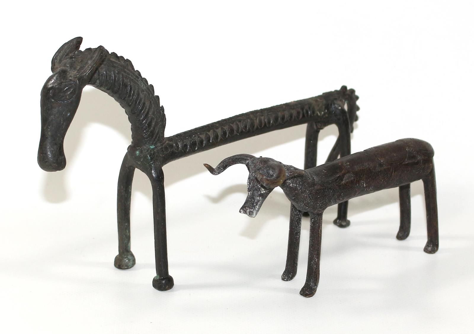 Dogon Mali 2 Bronzen. 大而薄的马，有雕刻的装饰，14 x 23厘米，公牛有拉长的身体和圆形的装饰，可能是印度的。 8 x 16厘米。两个人&hellip;