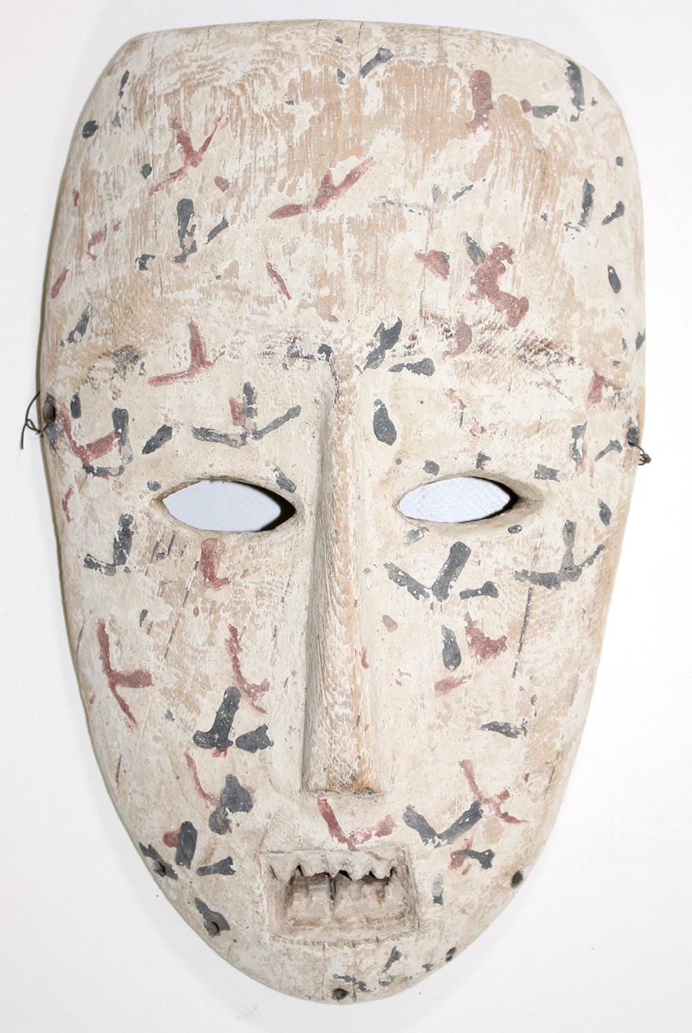 Ituri Maske D.R.Kongo. Maschera ovale color caolino con un motivo di linee rosse&hellip;