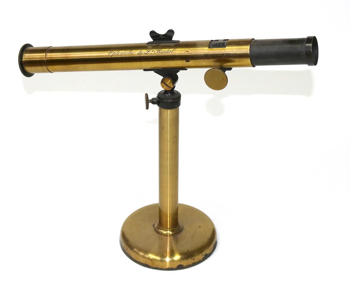 Optometer von Dr.Badel 用于测量近视和远视。黄铜管放在支架上，带有光学元件。刻有Optometre du Dr. Badal的字样。高度可&hellip;
