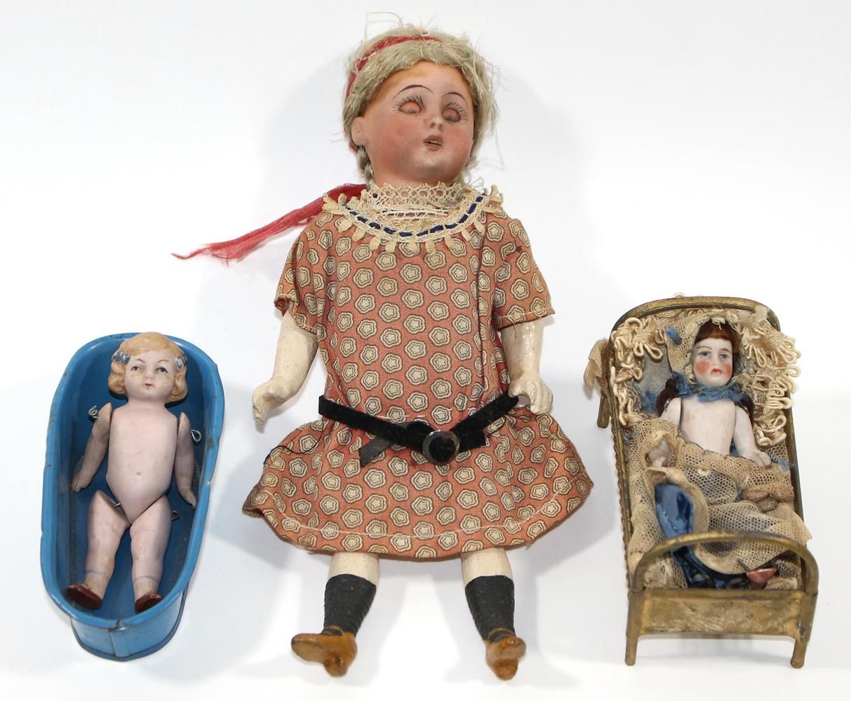 Simon & Halbig Porcelain head doll with mass body no. 1078. H: 18 cm. Suspension&hellip;