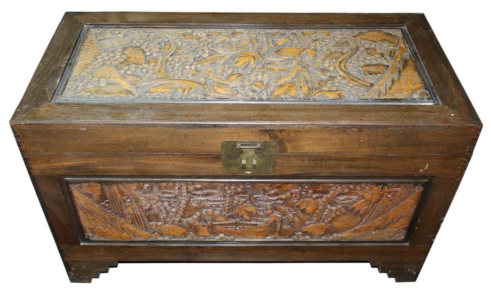 Truhe wohl China Chest with a sliding interior insert. All around, on front side&hellip;