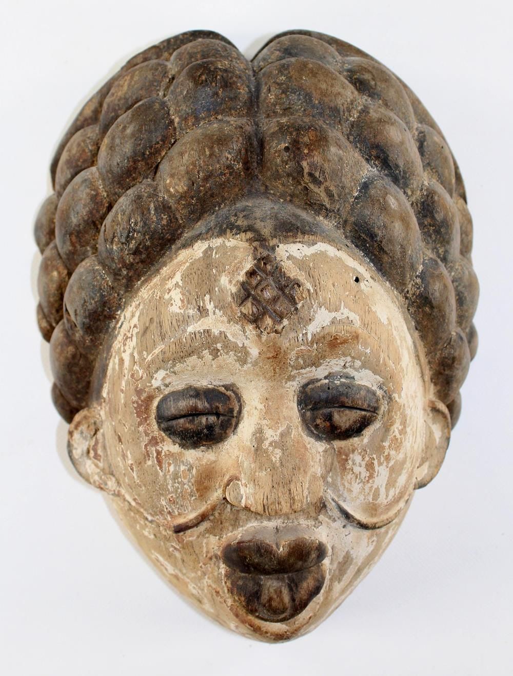 Maske. 普努人的奥库伊面具。加蓬。轻型木材。31 x 23 cm。白脸的着色残留以及眉毛之间的疤痕纹身的菱形可见。 R