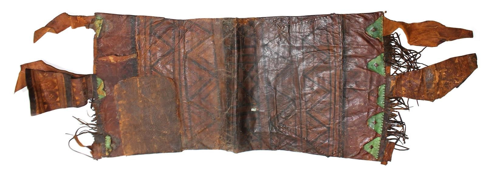 Antike Pferdedecke, Leder. 印度的皮革托架，可能是纳瓦罗。双层缝制的马鞍，软皮，带有几何形状的黑色绘画遗迹。底下有残留的流苏和铜质贴花&hellip;