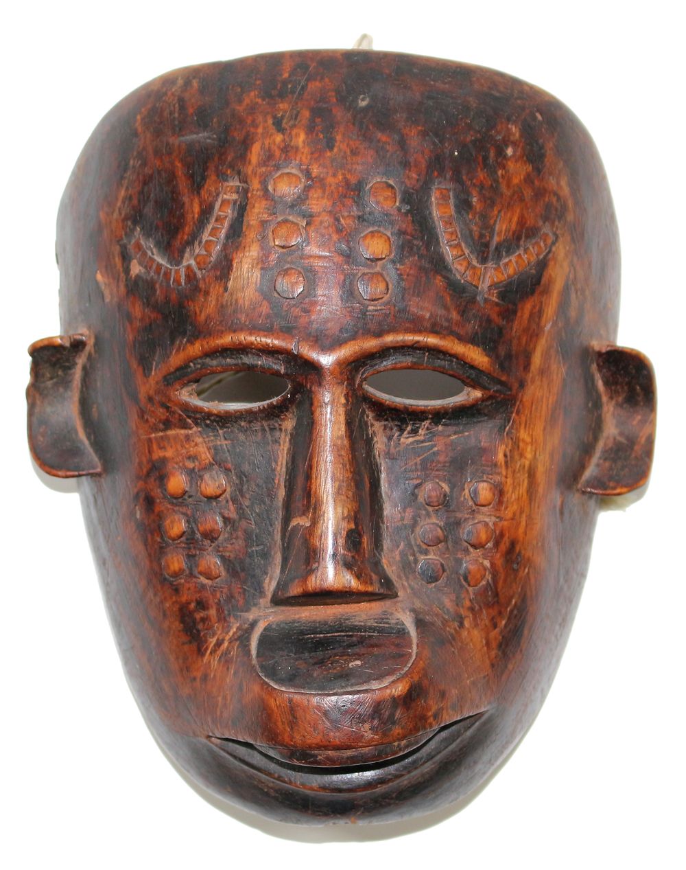 Maske der Makonde 坦桑尼亚。深色面罩，唇部凸起，有点点疤痕。深色的铜锈。19厘米。耳朵和侧面有小缺口。 来自慕尼黑沃尔夫冈-内利希博士的收藏。&hellip;