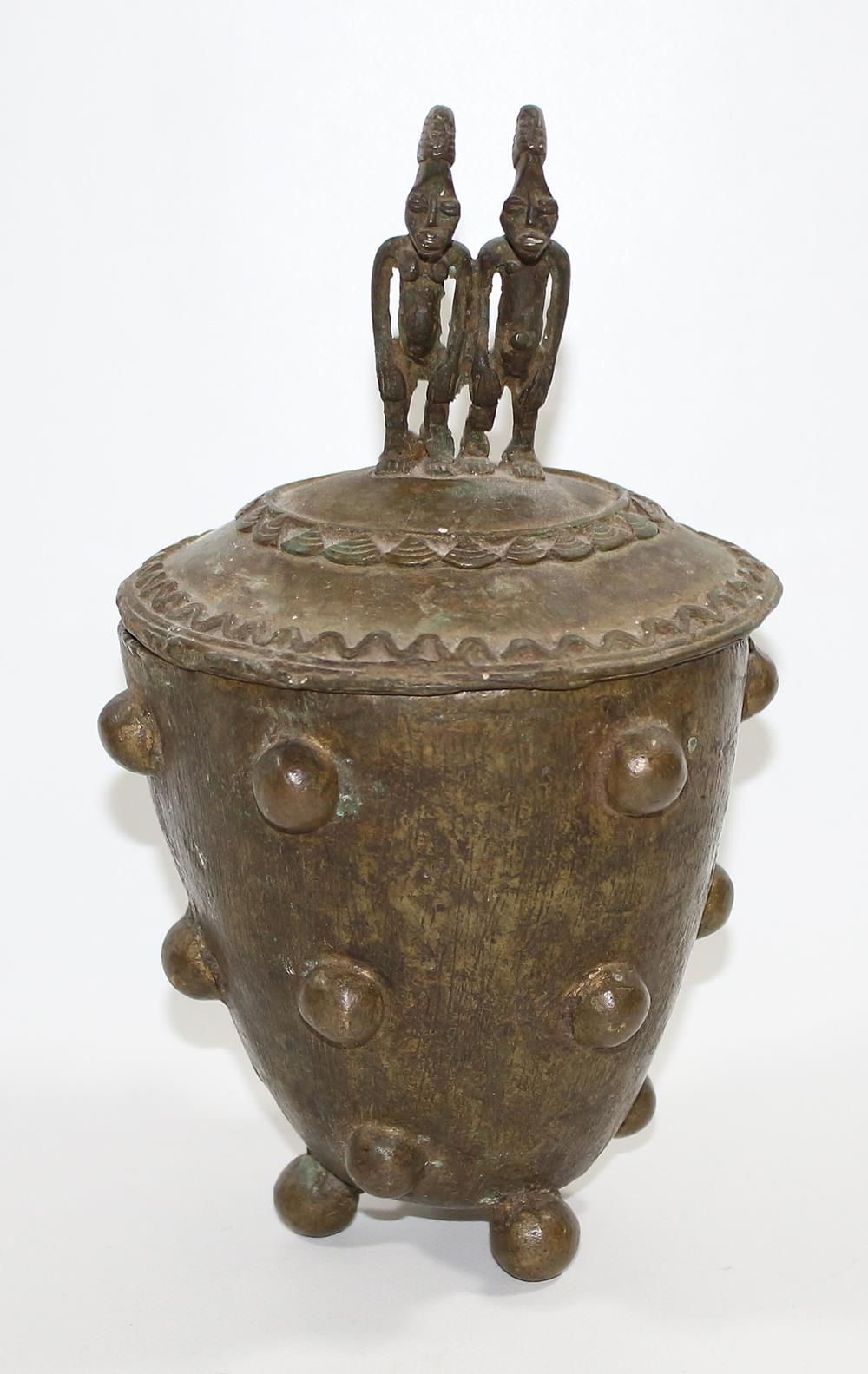 Dogon Mali Bronze. Vaso con tapa con figuras de antepasados. Vaso de tapa redond&hellip;