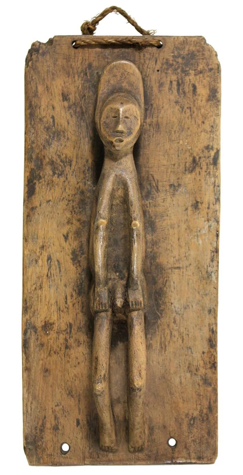 Mbole Figur D.R.Kongo 躺在木板上的男性形象。岁月斑驳。非典型姿态的男性形象。双臂以一种不自然的方式向上弯曲。头部合并成一个动物面具。木质基&hellip;
