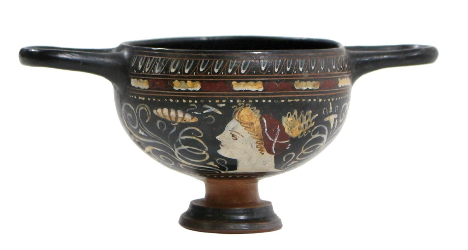 Skythos apulisch ca 300 B.C. Footed bowl with ear handles. Gnathia ware. Central&hellip;