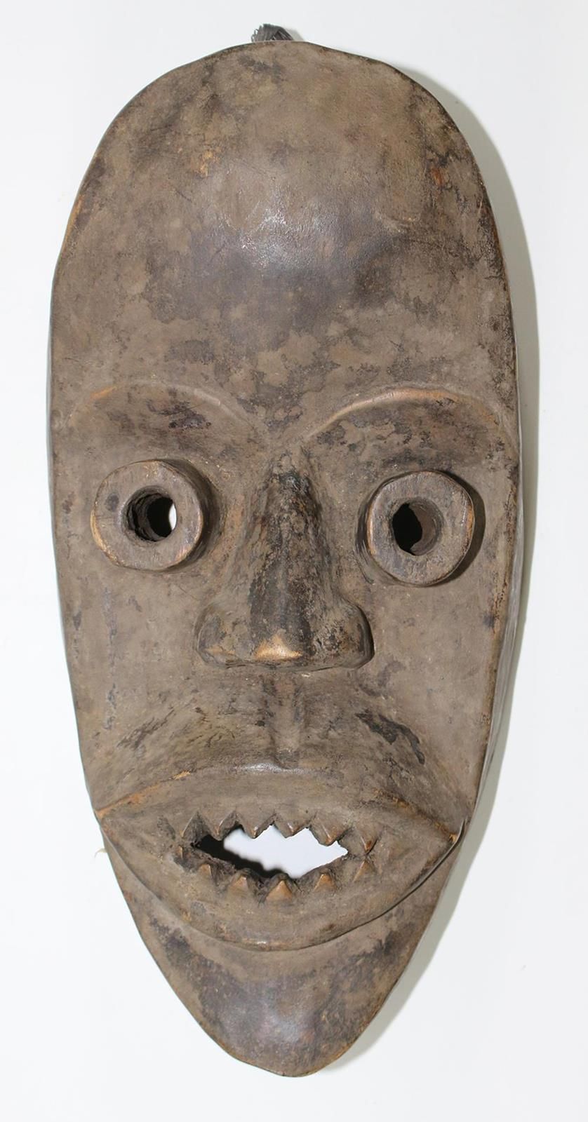 3 Masken Dan Liberia. 典型的简单面具。其中，有一个带有时尚眼睛的火流星面具，一个带有尖牙嘴的面具。有岁月的痕迹和深色的铜锈。35、42和4&hellip;