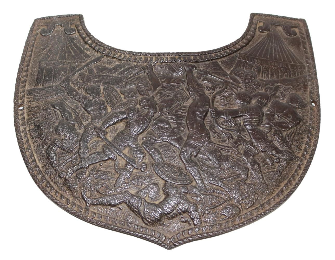 Brustplatte Harnisch 可能是17世纪。 盾形铁板，有战斗场景，24 x 21厘米。 D