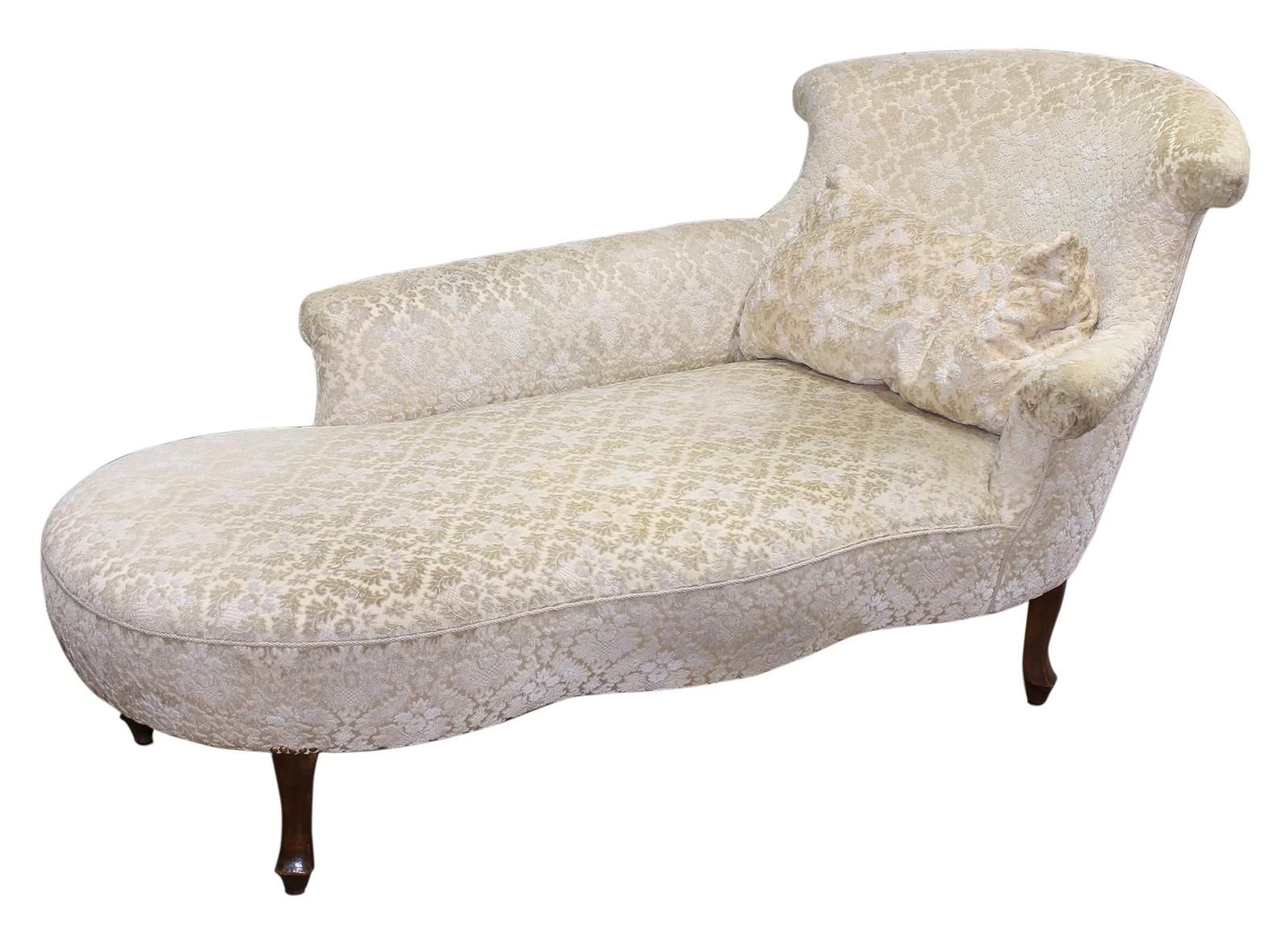 Recamiere u. 2 Stühle 沙发，19世纪。 二级软垫，奶油色锦缎面料。 两侧有两个扶手。后面的人。高：90厘米。Sh. 444厘米。长：约18&hellip;
