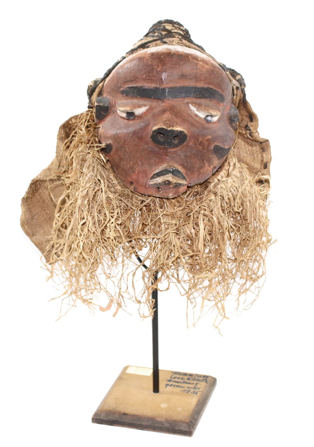 Maske der Pende avec barbe en raphia. Coloré avec une tête. Monté sur un socle e&hellip;