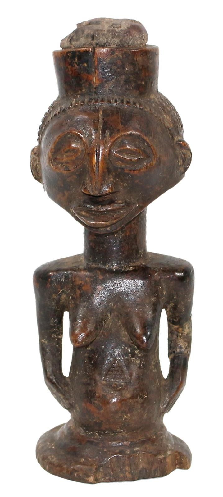 Luba Hemba Zauberfigur 带药包的女性形象。古老光亮的铜锈。底部有较小的缺失部分。高：26.5厘米。 背面有收藏标签。 D