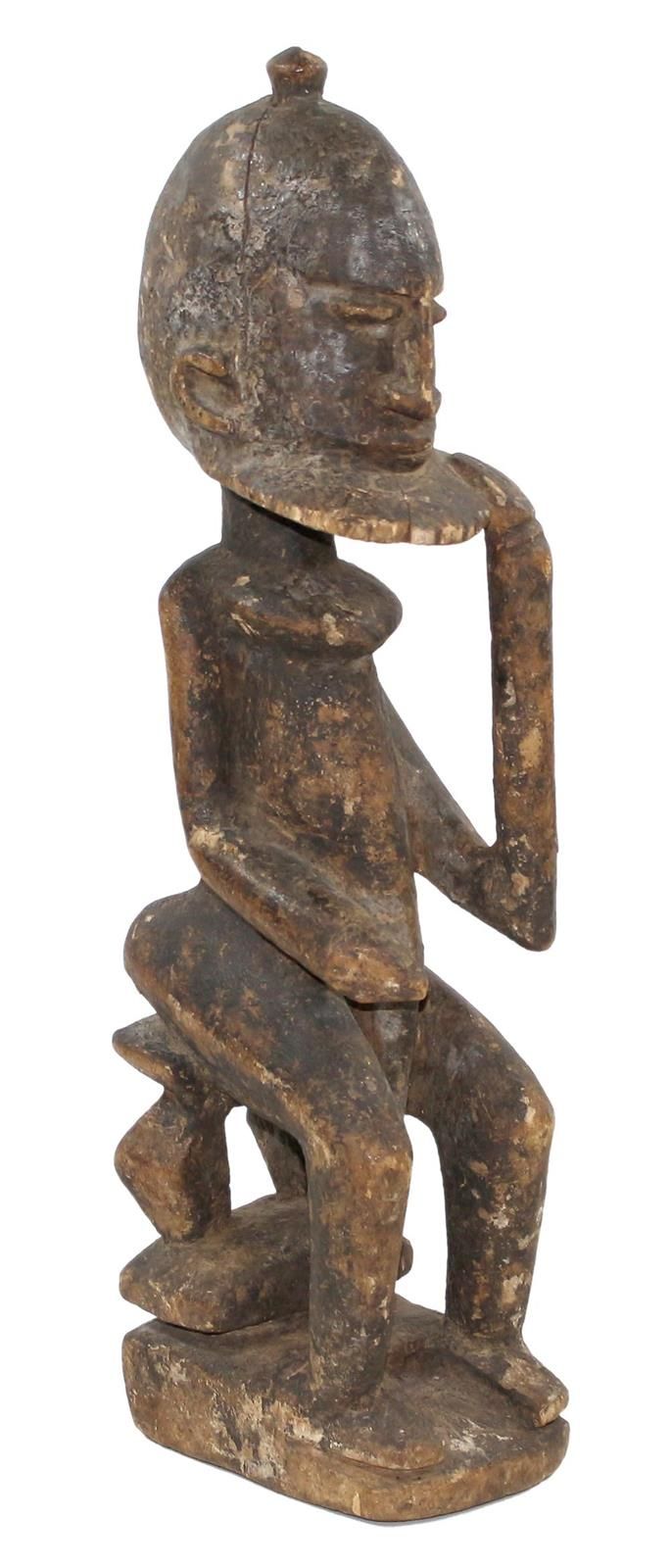 Dogon Mali sehr alte r 祖先的形象。坐着的男性形象。留着圆盘胡须的男人。一只手臂指向上方。老旧的铜锈，有轻微的包浆。高：43.5厘米。有些&hellip;