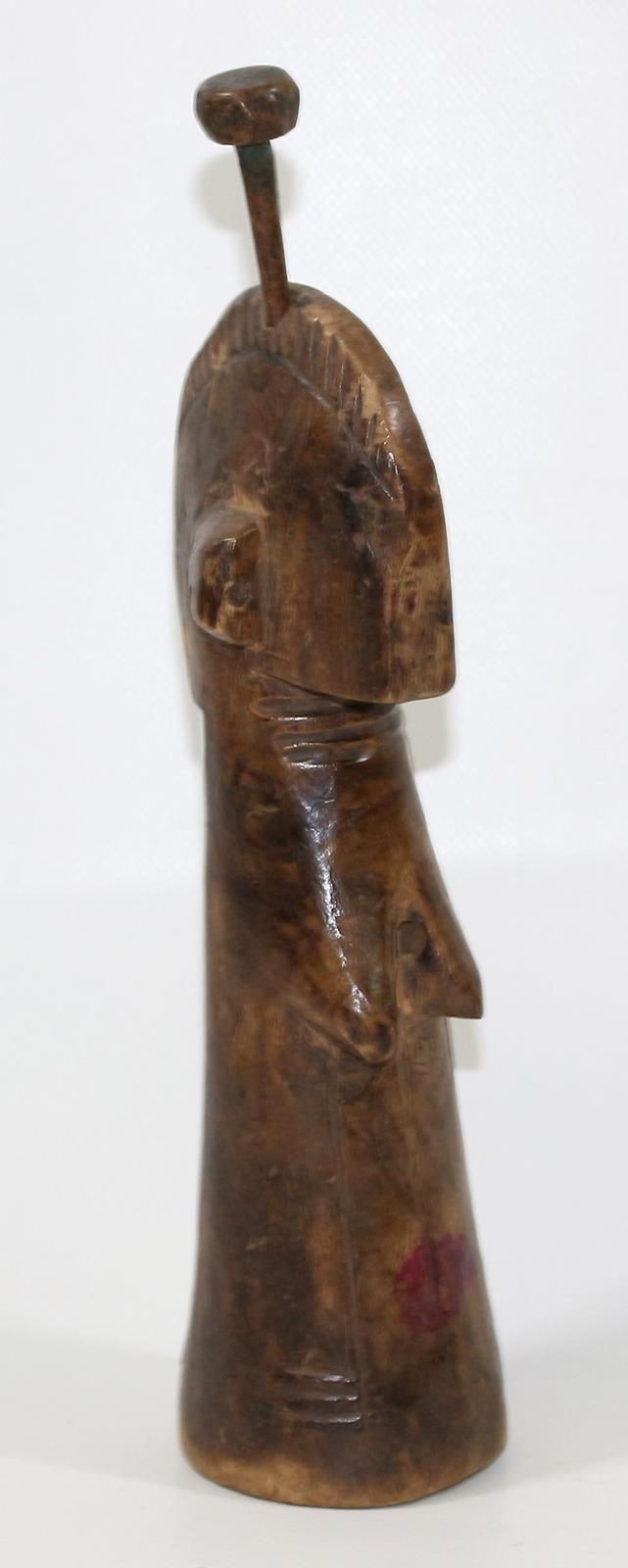 Mossi Burkina Faso 手摇木偶。极简主义雕刻的手偶，头部有装饰的铜钉。比加娃娃被用来实现儿童的愿望。岁月斑驳。28厘米。 背面有收藏家的标签。 &hellip;